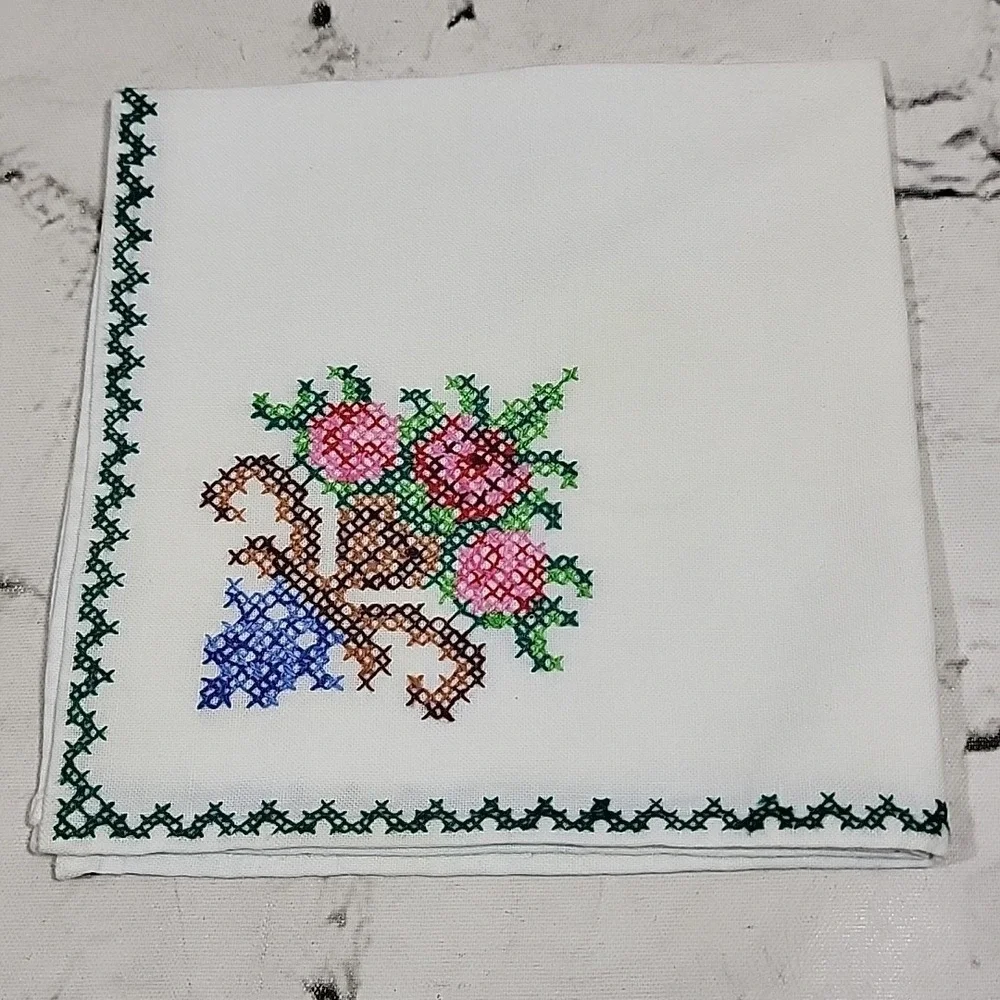 Vintage Cross-Stitch Embroidered Cloth Napkins Lot Of 4‎ Traditional Grannycore